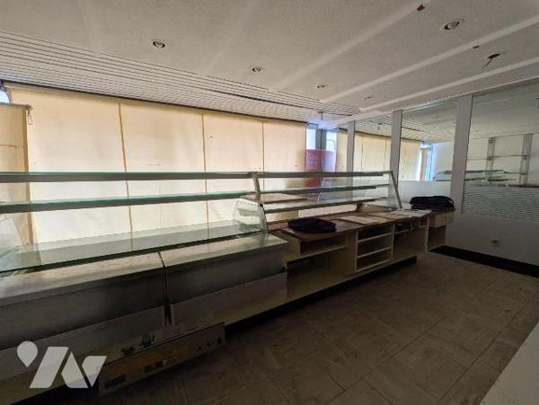 Dans le centre de Guichen, proche de toutes les commodités, ensemble immobilier comprenant un l...