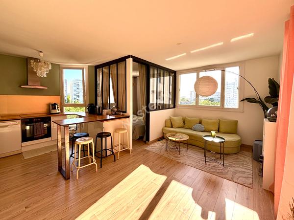 Appartement T2 Villeurbanne proche tête d'or, 40 m2, rénové, coup de coeur, séjour cuisine US équipée, terrasse