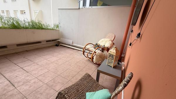 Appartement T2 Villeurbanne proche tête d'or, 40 m2, rénové, coup de coeur, séjour cuisine US équipée, terrasse