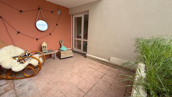 Appartement T2 Villeurbanne proche tête d'or, 40 m2, rénové, coup de coeur, séjour cuisine US équipée, terrasse