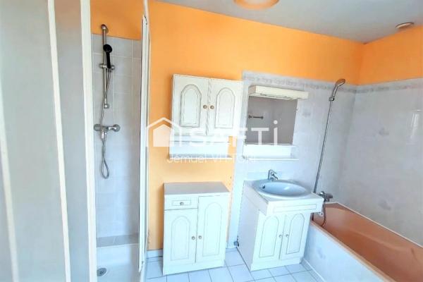 Maison en pierre, 3 chambres, porche, dépendance et terrain clos