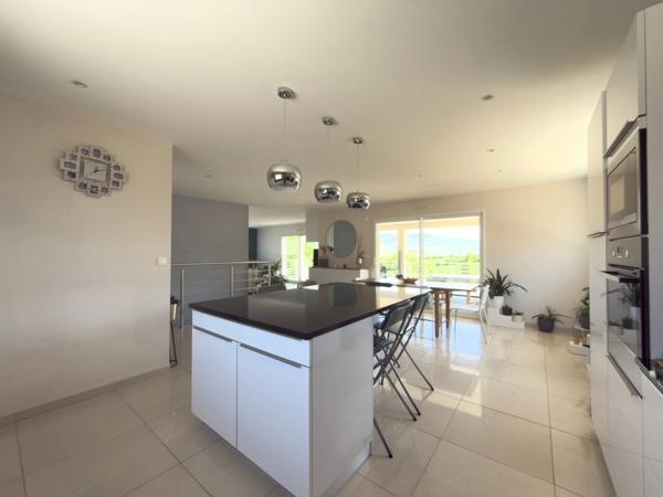 Une maison contemporaine lumineuse et aux beaux volumes au Cendre