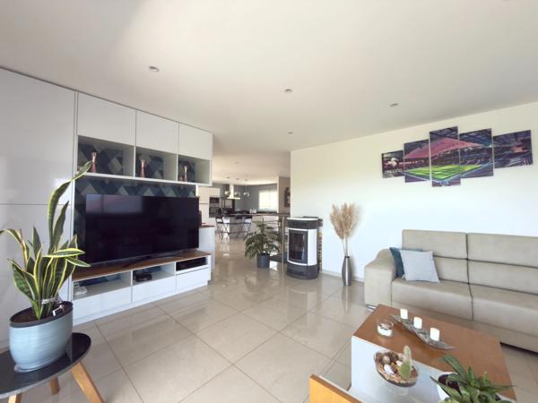 Une maison contemporaine lumineuse et aux beaux volumes au Cendre