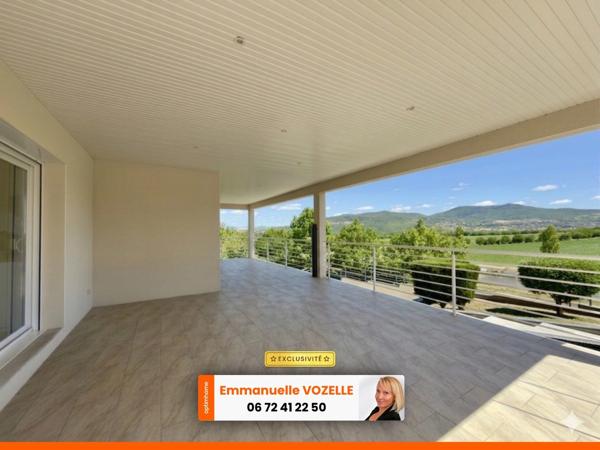 Une maison contemporaine lumineuse et aux beaux volumes au Cendre
