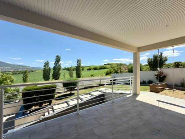 Une maison contemporaine lumineuse et aux beaux volumes au Cendre