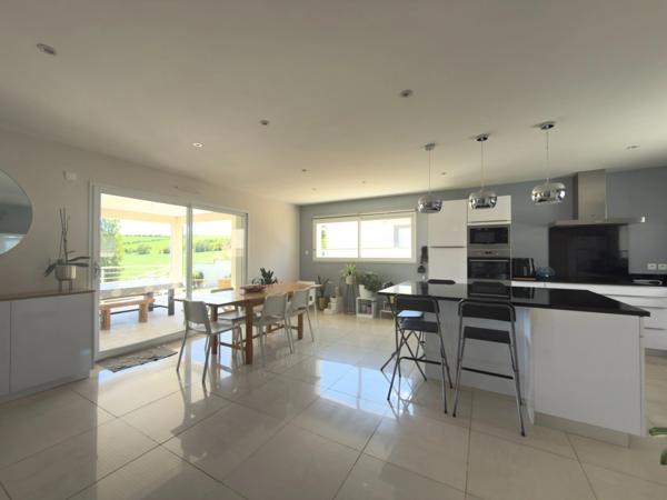 Une maison contemporaine lumineuse et aux beaux volumes au Cendre