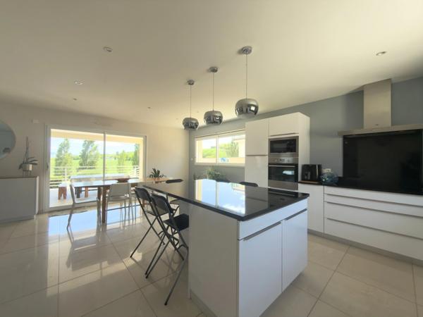 Une maison contemporaine lumineuse et aux beaux volumes au Cendre