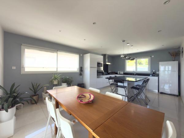 Une maison contemporaine lumineuse et aux beaux volumes au Cendre