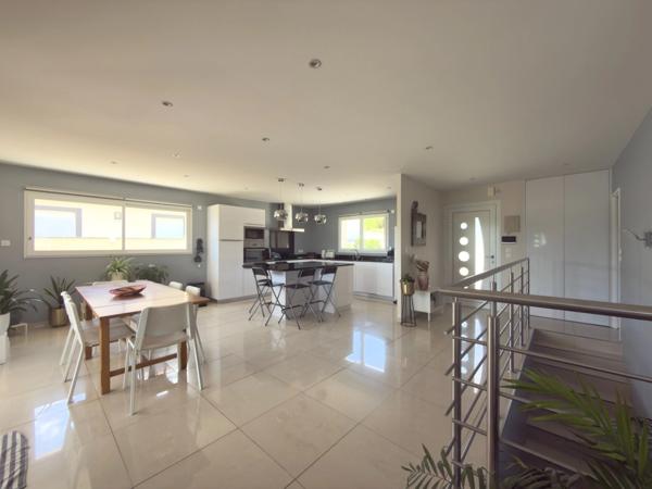Une maison contemporaine lumineuse et aux beaux volumes au Cendre