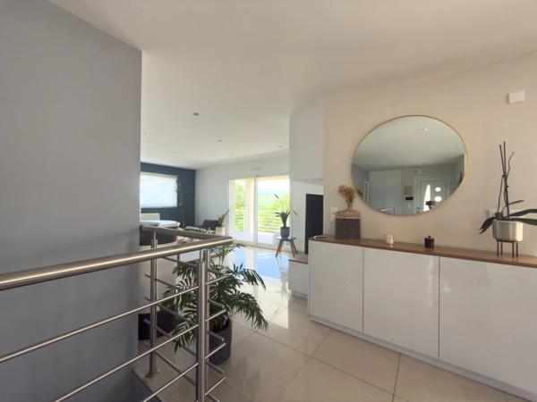 Une maison contemporaine lumineuse et aux beaux volumes au Cendre
