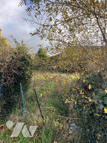 A VENDRE A REQUISTA AVEYRON, terrain constructible de 671 m², en centre du village.