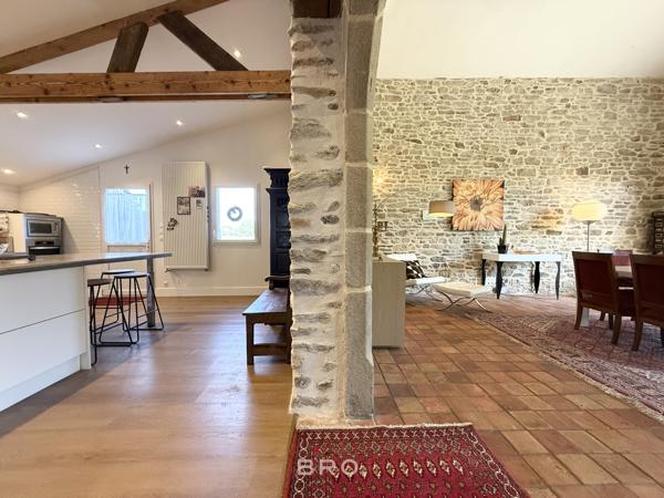 SAINT-AVÉ – CHAUMIÈRE DE CARACTÈRE DE 260 M² AU CŒUR D’UN ÉCRIN DE VERDURE