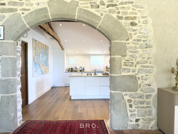 SAINT-AVÉ – CHAUMIÈRE DE CARACTÈRE DE 260 M² AU CŒUR D’UN ÉCRIN DE VERDURE