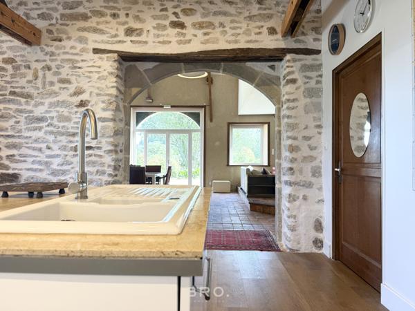 SAINT-AVÉ – CHAUMIÈRE DE CARACTÈRE DE 260 M² AU CŒUR D’UN ÉCRIN DE VERDURE