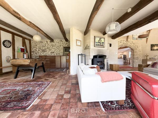 SAINT-AVÉ – CHAUMIÈRE DE CARACTÈRE DE 260 M² AU CŒUR D’UN ÉCRIN DE VERDURE