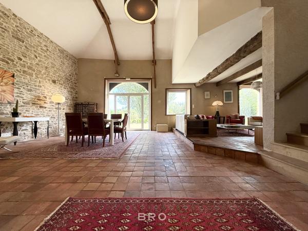 SAINT-AVÉ – CHAUMIÈRE DE CARACTÈRE DE 260 M² AU CŒUR D’UN ÉCRIN DE VERDURE