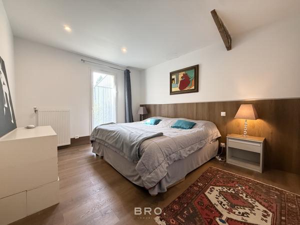 SAINT-AVÉ – CHAUMIÈRE DE CARACTÈRE DE 260 M² AU CŒUR D’UN ÉCRIN DE VERDURE