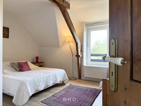 SAINT-AVÉ – CHAUMIÈRE DE CARACTÈRE DE 260 M² AU CŒUR D’UN ÉCRIN DE VERDURE