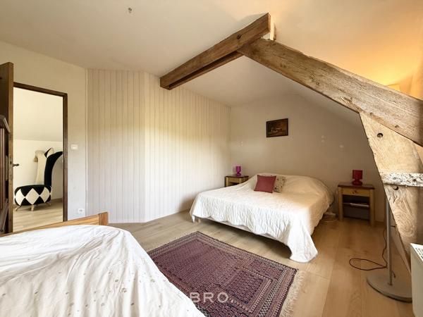 SAINT-AVÉ – CHAUMIÈRE DE CARACTÈRE DE 260 M² AU CŒUR D’UN ÉCRIN DE VERDURE