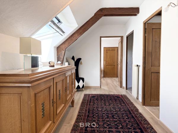 SAINT-AVÉ – CHAUMIÈRE DE CARACTÈRE DE 260 M² AU CŒUR D’UN ÉCRIN DE VERDURE