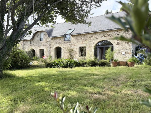 SAINT-AVÉ – CHAUMIÈRE DE CARACTÈRE DE 260 M² AU CŒUR D’UN ÉCRIN DE VERDURE