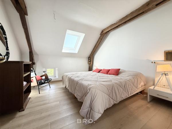 SAINT-AVÉ – CHAUMIÈRE DE CARACTÈRE DE 260 M² AU CŒUR D’UN ÉCRIN DE VERDURE