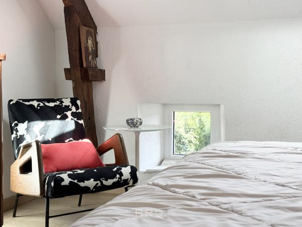 SAINT-AVÉ – CHAUMIÈRE DE CARACTÈRE DE 260 M² AU CŒUR D’UN ÉCRIN DE VERDURE
