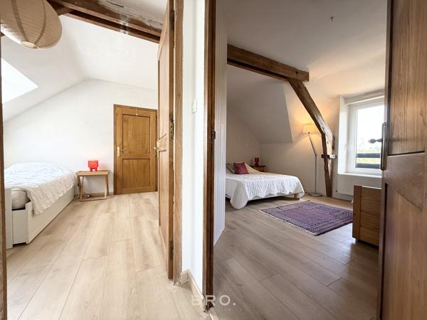 SAINT-AVÉ – CHAUMIÈRE DE CARACTÈRE DE 260 M² AU CŒUR D’UN ÉCRIN DE VERDURE