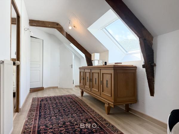 SAINT-AVÉ – CHAUMIÈRE DE CARACTÈRE DE 260 M² AU CŒUR D’UN ÉCRIN DE VERDURE