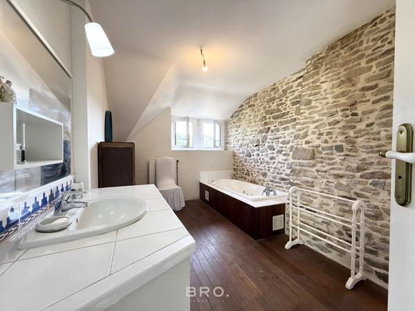 SAINT-AVÉ – CHAUMIÈRE DE CARACTÈRE DE 260 M² AU CŒUR D’UN ÉCRIN DE VERDURE