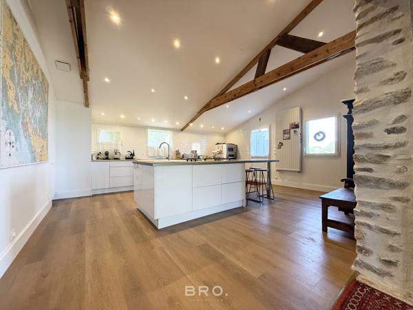 SAINT-AVÉ – CHAUMIÈRE DE CARACTÈRE DE 260 M² AU CŒUR D’UN ÉCRIN DE VERDURE