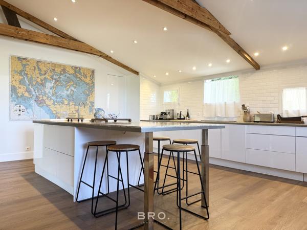 SAINT-AVÉ – CHAUMIÈRE DE CARACTÈRE DE 260 M² AU CŒUR D’UN ÉCRIN DE VERDURE