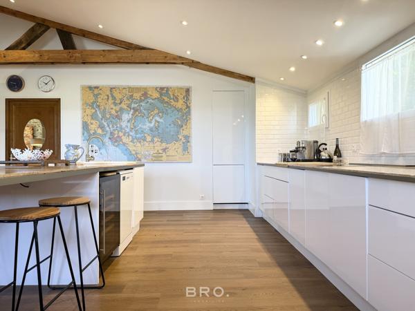 SAINT-AVÉ – CHAUMIÈRE DE CARACTÈRE DE 260 M² AU CŒUR D’UN ÉCRIN DE VERDURE