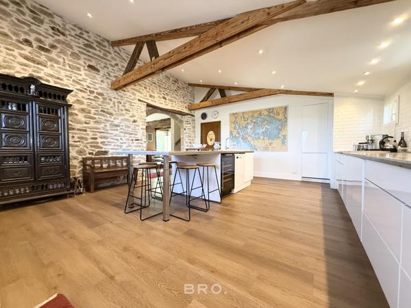 SAINT-AVÉ – CHAUMIÈRE DE CARACTÈRE DE 260 M² AU CŒUR D’UN ÉCRIN DE VERDURE