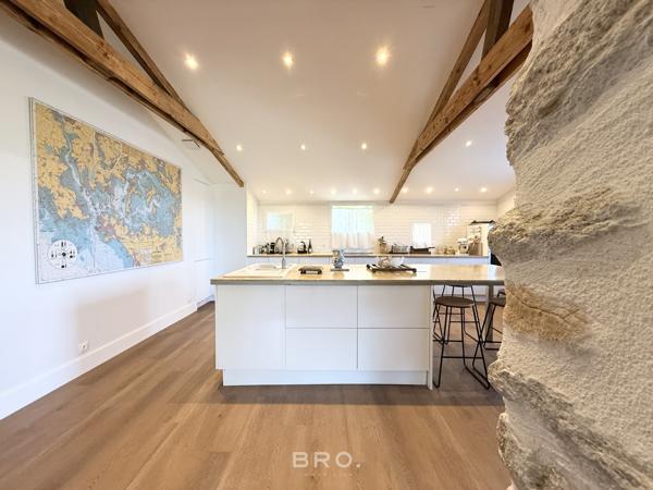 SAINT-AVÉ – CHAUMIÈRE DE CARACTÈRE DE 260 M² AU CŒUR D’UN ÉCRIN DE VERDURE