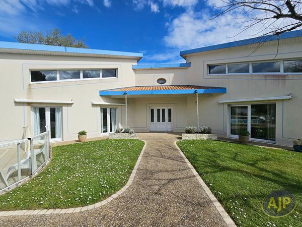 Vente maison Saint Georges Des Coteaux : 500 000 € - AJP Immobilier Saintes