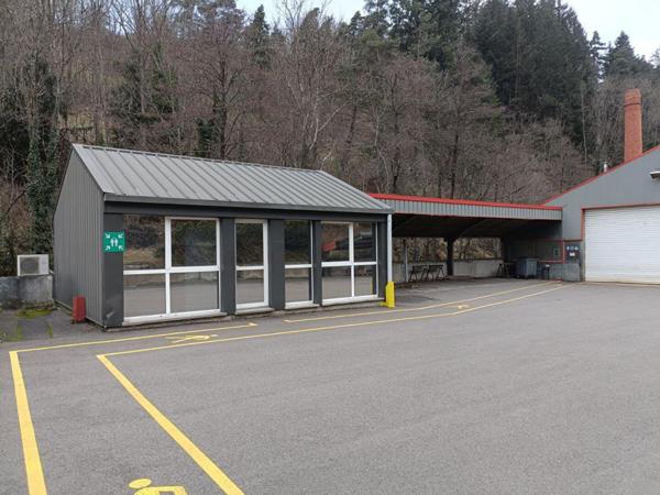 43220 DUNIERES -  locaux d'activité comprenant des bureaux, un bâtiment industriel et des locaux à usage de stockage