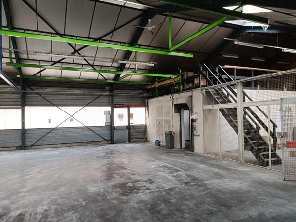 43220 DUNIERES -  locaux d'activité comprenant des bureaux, un bâtiment industriel et des locaux à usage de stockage