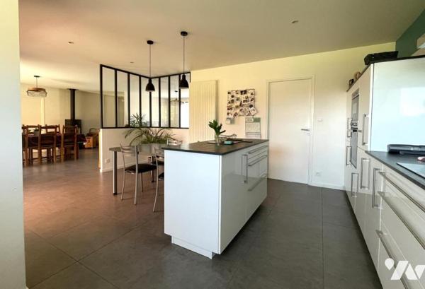 Pavillon de plain-pied offrant environ 134 m² habitables sur un terrain de 1451 m².