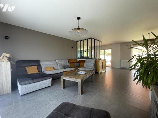 Pavillon de plain-pied offrant environ 134 m² habitables sur un terrain de 1451 m².