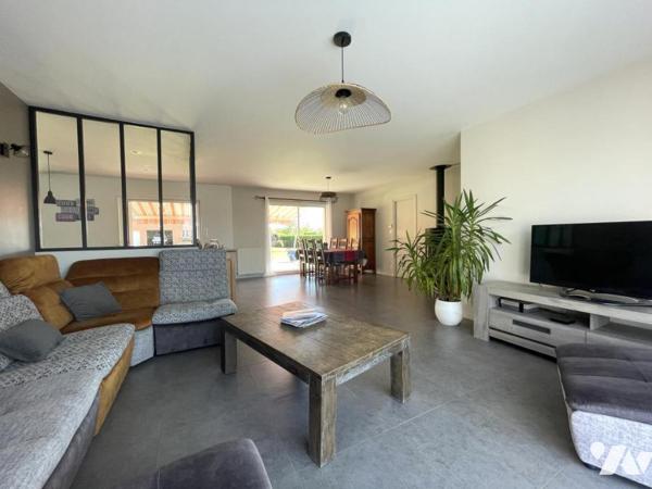 Pavillon de plain-pied offrant environ 134 m² habitables sur un terrain de 1451 m².