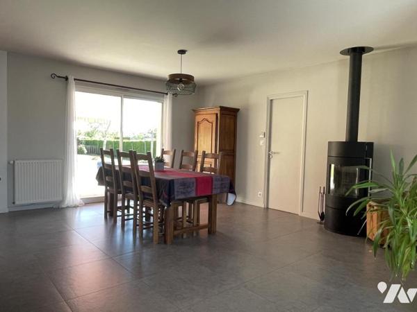 Pavillon de plain-pied offrant environ 134 m² habitables sur un terrain de 1451 m².