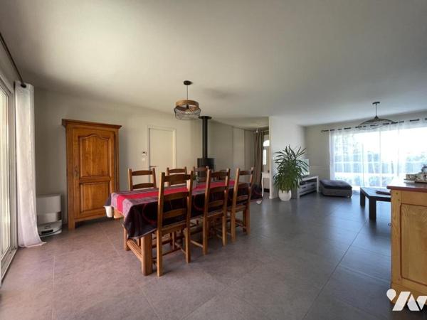 Pavillon de plain-pied offrant environ 134 m² habitables sur un terrain de 1451 m².