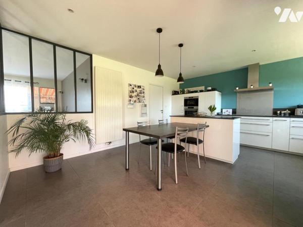 Pavillon de plain-pied offrant environ 134 m² habitables sur un terrain de 1451 m².
