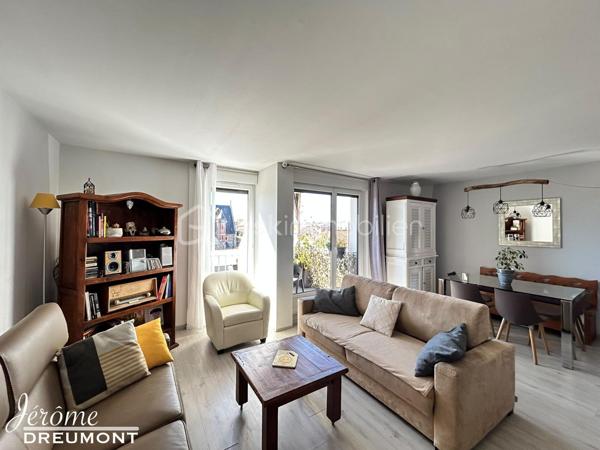 🌟 EXCLUSIVITÉ – Coup de cœur à Choisy-le-Roi (Gondoles Sud) – Lumineux T3 modulable de 59 m² avec balcon, ascenseur & cave !

Jérôme DREUMONT du réseau BSK Immobilier vous propose en exclusivité ce très bel appartement de 59 m², idéalement situé au 3e étage avec ascenseur d'une petite résidence fermée, sécurisée et très calme, offrant une vue dégagée et une belle luminosité.

Actuellement agencé en un vaste séjour double avec une grande chambre, ce bien disposait à l'origine de deux chambres. Possibilité très simple de recréer la 2e chambre selon vos besoins (pose d'une simple cloison et d'une porte).

Ce bien est idéal pour un premier achat (personne seule, couple, famille avec enfant) ou pour un investissement locatif pérenne.

🏡 L'agencement intérieur & Annexes :
Pièce de vie : Un magnifique double salon-séjour baigné de lumière, s'ouvrant sur un charmant balcon sans vis-à-vis.

Espace nuit : Une belle chambre confortable (avec possibilité de cloisonner pour obtenir 2 chambres).

Commodités : Une belle salle d'eau moderne et des WC séparés.

Annexes : Une cave privative en sous-sol complétant le bien pour un espace de stockage appréciable.

Résidence : Petite copropriété avec ascenseur, fermée et sécurisée.

📍 Emplacement privilégié – Quartier Gondoles Sud :
Transports : Proximité immédiate des lignes de bus TVM, 393 et N31. À seulement 2 stations (ou 10-15 min à pied) des gares RER C (Choisy-le-Roi) et RER D (Créteil-Pompadour).

Écoles & Commerces : Commerces du quotidien à deux pas. Maternelle et primaire à moins de 400 m, collège à 7 min à pied.

Culture & Cadre de vie : À proximité du Théâtre / Cinéma de Choisy-le-Roi, du Parc Interdépartemental / Lac de Choisy et de la Ferme des Gondoles pour vos sorties culturelles et promenades.

Sports & Loisirs complets : À deux pas de la Piscine de Choisy-le-Roi, du Stade Jean Bouin (rugby, football, tennis) et du Gymnase René Rousseau (dojo, handball, badminton).

⚙️ Prestations techniques & Diagnostics irréprochables :
Performance énergétique : DPE D (limite C) grâce à une isolation thermique par l'intérieur (ITI) performante et des fenêtres en triple vitrage (confort thermique et isolation phonique optimale !).

Sécurité & Sérénité : Zéro anomalie électrique, zéro anomalie de gaz, absence totale d'amiante.

Chauffage : Individuel (maîtrise des coûts).

Charges de copropriété : 198 € / mois.

💡 L'avis de votre  conseiller :
Un véritable « cocon » modulable, sain et parfaitement entretenu. Avec son ascenseur, son balcon sans vis-à-vis, sa cave et un accès piéton direct à toute l'offre sportive, culturelle et de loisirs des Gondoles Sud, c'est une opportunité clé en main à ne pas manquer. Contactez-moi vite pour organiser une visite !
Faites vite, soyez les premiers !

Contact : Jérôme DREUMONT — BSK Immobilier