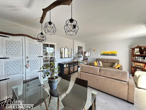🌟 EXCLUSIVITÉ – Coup de cœur à Choisy-le-Roi (Gondoles Sud) – Lumineux T3 modulable de 59 m² avec balcon, ascenseur & cave !

Jérôme DREUMONT du réseau BSK Immobilier vous propose en exclusivité ce très bel appartement de 59 m², idéalement situé au 3e étage avec ascenseur d'une petite résidence fermée, sécurisée et très calme, offrant une vue dégagée et une belle luminosité.

Actuellement agencé en un vaste séjour double avec une grande chambre, ce bien disposait à l'origine de deux chambres. Possibilité très simple de recréer la 2e chambre selon vos besoins (pose d'une simple cloison et d'une porte).

Ce bien est idéal pour un premier achat (personne seule, couple, famille avec enfant) ou pour un investissement locatif pérenne.

🏡 L'agencement intérieur & Annexes :
Pièce de vie : Un magnifique double salon-séjour baigné de lumière, s'ouvrant sur un charmant balcon sans vis-à-vis.

Espace nuit : Une belle chambre confortable (avec possibilité de cloisonner pour obtenir 2 chambres).

Commodités : Une belle salle d'eau moderne et des WC séparés.

Annexes : Une cave privative en sous-sol complétant le bien pour un espace de stockage appréciable.

Résidence : Petite copropriété avec ascenseur, fermée et sécurisée.

📍 Emplacement privilégié – Quartier Gondoles Sud :
Transports : Proximité immédiate des lignes de bus TVM, 393 et N31. À seulement 2 stations (ou 10-15 min à pied) des gares RER C (Choisy-le-Roi) et RER D (Créteil-Pompadour).

Écoles & Commerces : Commerces du quotidien à deux pas. Maternelle et primaire à moins de 400 m, collège à 7 min à pied.

Culture & Cadre de vie : À proximité du Théâtre / Cinéma de Choisy-le-Roi, du Parc Interdépartemental / Lac de Choisy et de la Ferme des Gondoles pour vos sorties culturelles et promenades.

Sports & Loisirs complets : À deux pas de la Piscine de Choisy-le-Roi, du Stade Jean Bouin (rugby, football, tennis) et du Gymnase René Rousseau (dojo, handball, badminton).

⚙️ Prestations techniques & Diagnostics irréprochables :
Performance énergétique : DPE D (limite C) grâce à une isolation thermique par l'intérieur (ITI) performante et des fenêtres en triple vitrage (confort thermique et isolation phonique optimale !).

Sécurité & Sérénité : Zéro anomalie électrique, zéro anomalie de gaz, absence totale d'amiante.

Chauffage : Individuel (maîtrise des coûts).

Charges de copropriété : 198 € / mois.

💡 L'avis de votre  conseiller :
Un véritable « cocon » modulable, sain et parfaitement entretenu. Avec son ascenseur, son balcon sans vis-à-vis, sa cave et un accès piéton direct à toute l'offre sportive, culturelle et de loisirs des Gondoles Sud, c'est une opportunité clé en main à ne pas manquer. Contactez-moi vite pour organiser une visite !
Faites vite, soyez les premiers !

Contact : Jérôme DREUMONT — BSK Immobilier