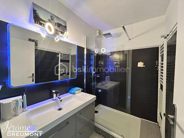 🌟 EXCLUSIVITÉ – Coup de cœur à Choisy-le-Roi (Gondoles Sud) – Lumineux T3 modulable de 59 m² avec balcon, ascenseur & cave !

Jérôme DREUMONT du réseau BSK Immobilier vous propose en exclusivité ce très bel appartement de 59 m², idéalement situé au 3e étage avec ascenseur d'une petite résidence fermée, sécurisée et très calme, offrant une vue dégagée et une belle luminosité.

Actuellement agencé en un vaste séjour double avec une grande chambre, ce bien disposait à l'origine de deux chambres. Possibilité très simple de recréer la 2e chambre selon vos besoins (pose d'une simple cloison et d'une porte).

Ce bien est idéal pour un premier achat (personne seule, couple, famille avec enfant) ou pour un investissement locatif pérenne.

🏡 L'agencement intérieur & Annexes :
Pièce de vie : Un magnifique double salon-séjour baigné de lumière, s'ouvrant sur un charmant balcon sans vis-à-vis.

Espace nuit : Une belle chambre confortable (avec possibilité de cloisonner pour obtenir 2 chambres).

Commodités : Une belle salle d'eau moderne et des WC séparés.

Annexes : Une cave privative en sous-sol complétant le bien pour un espace de stockage appréciable.

Résidence : Petite copropriété avec ascenseur, fermée et sécurisée.

📍 Emplacement privilégié – Quartier Gondoles Sud :
Transports : Proximité immédiate des lignes de bus TVM, 393 et N31. À seulement 2 stations (ou 10-15 min à pied) des gares RER C (Choisy-le-Roi) et RER D (Créteil-Pompadour).

Écoles & Commerces : Commerces du quotidien à deux pas. Maternelle et primaire à moins de 400 m, collège à 7 min à pied.

Culture & Cadre de vie : À proximité du Théâtre / Cinéma de Choisy-le-Roi, du Parc Interdépartemental / Lac de Choisy et de la Ferme des Gondoles pour vos sorties culturelles et promenades.

Sports & Loisirs complets : À deux pas de la Piscine de Choisy-le-Roi, du Stade Jean Bouin (rugby, football, tennis) et du Gymnase René Rousseau (dojo, handball, badminton).

⚙️ Prestations techniques & Diagnostics irréprochables :
Performance énergétique : DPE D (limite C) grâce à une isolation thermique par l'intérieur (ITI) performante et des fenêtres en triple vitrage (confort thermique et isolation phonique optimale !).

Sécurité & Sérénité : Zéro anomalie électrique, zéro anomalie de gaz, absence totale d'amiante.

Chauffage : Individuel (maîtrise des coûts).

Charges de copropriété : 198 € / mois.

💡 L'avis de votre  conseiller :
Un véritable « cocon » modulable, sain et parfaitement entretenu. Avec son ascenseur, son balcon sans vis-à-vis, sa cave et un accès piéton direct à toute l'offre sportive, culturelle et de loisirs des Gondoles Sud, c'est une opportunité clé en main à ne pas manquer. Contactez-moi vite pour organiser une visite !
Faites vite, soyez les premiers !

Contact : Jérôme DREUMONT — BSK Immobilier
