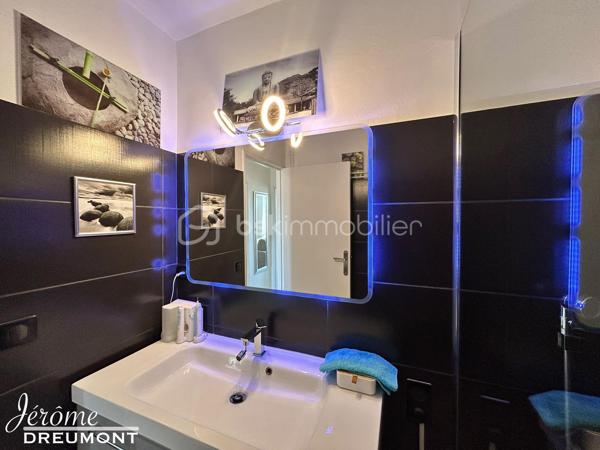 🌟 EXCLUSIVITÉ – Coup de cœur à Choisy-le-Roi (Gondoles Sud) – Lumineux T3 modulable de 59 m² avec balcon, ascenseur & cave !

Jérôme DREUMONT du réseau BSK Immobilier vous propose en exclusivité ce très bel appartement de 59 m², idéalement situé au 3e étage avec ascenseur d'une petite résidence fermée, sécurisée et très calme, offrant une vue dégagée et une belle luminosité.

Actuellement agencé en un vaste séjour double avec une grande chambre, ce bien disposait à l'origine de deux chambres. Possibilité très simple de recréer la 2e chambre selon vos besoins (pose d'une simple cloison et d'une porte).

Ce bien est idéal pour un premier achat (personne seule, couple, famille avec enfant) ou pour un investissement locatif pérenne.

🏡 L'agencement intérieur & Annexes :
Pièce de vie : Un magnifique double salon-séjour baigné de lumière, s'ouvrant sur un charmant balcon sans vis-à-vis.

Espace nuit : Une belle chambre confortable (avec possibilité de cloisonner pour obtenir 2 chambres).

Commodités : Une belle salle d'eau moderne et des WC séparés.

Annexes : Une cave privative en sous-sol complétant le bien pour un espace de stockage appréciable.

Résidence : Petite copropriété avec ascenseur, fermée et sécurisée.

📍 Emplacement privilégié – Quartier Gondoles Sud :
Transports : Proximité immédiate des lignes de bus TVM, 393 et N31. À seulement 2 stations (ou 10-15 min à pied) des gares RER C (Choisy-le-Roi) et RER D (Créteil-Pompadour).

Écoles & Commerces : Commerces du quotidien à deux pas. Maternelle et primaire à moins de 400 m, collège à 7 min à pied.

Culture & Cadre de vie : À proximité du Théâtre / Cinéma de Choisy-le-Roi, du Parc Interdépartemental / Lac de Choisy et de la Ferme des Gondoles pour vos sorties culturelles et promenades.

Sports & Loisirs complets : À deux pas de la Piscine de Choisy-le-Roi, du Stade Jean Bouin (rugby, football, tennis) et du Gymnase René Rousseau (dojo, handball, badminton).

⚙️ Prestations techniques & Diagnostics irréprochables :
Performance énergétique : DPE D (limite C) grâce à une isolation thermique par l'intérieur (ITI) performante et des fenêtres en triple vitrage (confort thermique et isolation phonique optimale !).

Sécurité & Sérénité : Zéro anomalie électrique, zéro anomalie de gaz, absence totale d'amiante.

Chauffage : Individuel (maîtrise des coûts).

Charges de copropriété : 198 € / mois.

💡 L'avis de votre  conseiller :
Un véritable « cocon » modulable, sain et parfaitement entretenu. Avec son ascenseur, son balcon sans vis-à-vis, sa cave et un accès piéton direct à toute l'offre sportive, culturelle et de loisirs des Gondoles Sud, c'est une opportunité clé en main à ne pas manquer. Contactez-moi vite pour organiser une visite !
Faites vite, soyez les premiers !

Contact : Jérôme DREUMONT — BSK Immobilier