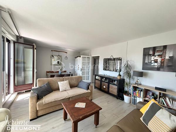 🌟 EXCLUSIVITÉ – Coup de cœur à Choisy-le-Roi (Gondoles Sud) – Lumineux T3 modulable de 59 m² avec balcon, ascenseur & cave !

Jérôme DREUMONT du réseau BSK Immobilier vous propose en exclusivité ce très bel appartement de 59 m², idéalement situé au 3e étage avec ascenseur d'une petite résidence fermée, sécurisée et très calme, offrant une vue dégagée et une belle luminosité.

Actuellement agencé en un vaste séjour double avec une grande chambre, ce bien disposait à l'origine de deux chambres. Possibilité très simple de recréer la 2e chambre selon vos besoins (pose d'une simple cloison et d'une porte).

Ce bien est idéal pour un premier achat (personne seule, couple, famille avec enfant) ou pour un investissement locatif pérenne.

🏡 L'agencement intérieur & Annexes :
Pièce de vie : Un magnifique double salon-séjour baigné de lumière, s'ouvrant sur un charmant balcon sans vis-à-vis.

Espace nuit : Une belle chambre confortable (avec possibilité de cloisonner pour obtenir 2 chambres).

Commodités : Une belle salle d'eau moderne et des WC séparés.

Annexes : Une cave privative en sous-sol complétant le bien pour un espace de stockage appréciable.

Résidence : Petite copropriété avec ascenseur, fermée et sécurisée.

📍 Emplacement privilégié – Quartier Gondoles Sud :
Transports : Proximité immédiate des lignes de bus TVM, 393 et N31. À seulement 2 stations (ou 10-15 min à pied) des gares RER C (Choisy-le-Roi) et RER D (Créteil-Pompadour).

Écoles & Commerces : Commerces du quotidien à deux pas. Maternelle et primaire à moins de 400 m, collège à 7 min à pied.

Culture & Cadre de vie : À proximité du Théâtre / Cinéma de Choisy-le-Roi, du Parc Interdépartemental / Lac de Choisy et de la Ferme des Gondoles pour vos sorties culturelles et promenades.

Sports & Loisirs complets : À deux pas de la Piscine de Choisy-le-Roi, du Stade Jean Bouin (rugby, football, tennis) et du Gymnase René Rousseau (dojo, handball, badminton).

⚙️ Prestations techniques & Diagnostics irréprochables :
Performance énergétique : DPE D (limite C) grâce à une isolation thermique par l'intérieur (ITI) performante et des fenêtres en triple vitrage (confort thermique et isolation phonique optimale !).

Sécurité & Sérénité : Zéro anomalie électrique, zéro anomalie de gaz, absence totale d'amiante.

Chauffage : Individuel (maîtrise des coûts).

Charges de copropriété : 198 € / mois.

💡 L'avis de votre  conseiller :
Un véritable « cocon » modulable, sain et parfaitement entretenu. Avec son ascenseur, son balcon sans vis-à-vis, sa cave et un accès piéton direct à toute l'offre sportive, culturelle et de loisirs des Gondoles Sud, c'est une opportunité clé en main à ne pas manquer. Contactez-moi vite pour organiser une visite !
Faites vite, soyez les premiers !

Contact : Jérôme DREUMONT — BSK Immobilier