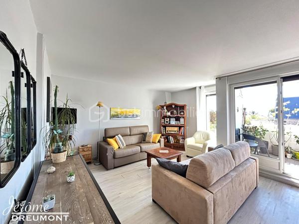 🌟 EXCLUSIVITÉ – Coup de cœur à Choisy-le-Roi (Gondoles Sud) – Lumineux T3 modulable de 59 m² avec balcon, ascenseur & cave !

Jérôme DREUMONT du réseau BSK Immobilier vous propose en exclusivité ce très bel appartement de 59 m², idéalement situé au 3e étage avec ascenseur d'une petite résidence fermée, sécurisée et très calme, offrant une vue dégagée et une belle luminosité.

Actuellement agencé en un vaste séjour double avec une grande chambre, ce bien disposait à l'origine de deux chambres. Possibilité très simple de recréer la 2e chambre selon vos besoins (pose d'une simple cloison et d'une porte).

Ce bien est idéal pour un premier achat (personne seule, couple, famille avec enfant) ou pour un investissement locatif pérenne.

🏡 L'agencement intérieur & Annexes :
Pièce de vie : Un magnifique double salon-séjour baigné de lumière, s'ouvrant sur un charmant balcon sans vis-à-vis.

Espace nuit : Une belle chambre confortable (avec possibilité de cloisonner pour obtenir 2 chambres).

Commodités : Une belle salle d'eau moderne et des WC séparés.

Annexes : Une cave privative en sous-sol complétant le bien pour un espace de stockage appréciable.

Résidence : Petite copropriété avec ascenseur, fermée et sécurisée.

📍 Emplacement privilégié – Quartier Gondoles Sud :
Transports : Proximité immédiate des lignes de bus TVM, 393 et N31. À seulement 2 stations (ou 10-15 min à pied) des gares RER C (Choisy-le-Roi) et RER D (Créteil-Pompadour).

Écoles & Commerces : Commerces du quotidien à deux pas. Maternelle et primaire à moins de 400 m, collège à 7 min à pied.

Culture & Cadre de vie : À proximité du Théâtre / Cinéma de Choisy-le-Roi, du Parc Interdépartemental / Lac de Choisy et de la Ferme des Gondoles pour vos sorties culturelles et promenades.

Sports & Loisirs complets : À deux pas de la Piscine de Choisy-le-Roi, du Stade Jean Bouin (rugby, football, tennis) et du Gymnase René Rousseau (dojo, handball, badminton).

⚙️ Prestations techniques & Diagnostics irréprochables :
Performance énergétique : DPE D (limite C) grâce à une isolation thermique par l'intérieur (ITI) performante et des fenêtres en triple vitrage (confort thermique et isolation phonique optimale !).

Sécurité & Sérénité : Zéro anomalie électrique, zéro anomalie de gaz, absence totale d'amiante.

Chauffage : Individuel (maîtrise des coûts).

Charges de copropriété : 198 € / mois.

💡 L'avis de votre  conseiller :
Un véritable « cocon » modulable, sain et parfaitement entretenu. Avec son ascenseur, son balcon sans vis-à-vis, sa cave et un accès piéton direct à toute l'offre sportive, culturelle et de loisirs des Gondoles Sud, c'est une opportunité clé en main à ne pas manquer. Contactez-moi vite pour organiser une visite !
Faites vite, soyez les premiers !

Contact : Jérôme DREUMONT — BSK Immobilier
